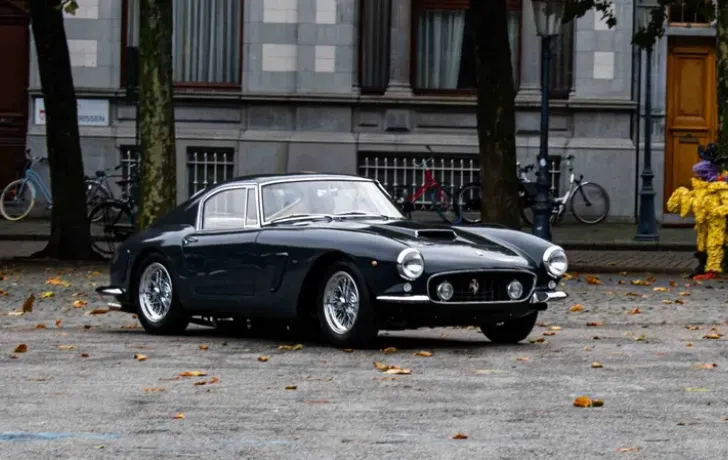 Ferrari 250SWB 'scheurt' over Vrijthof