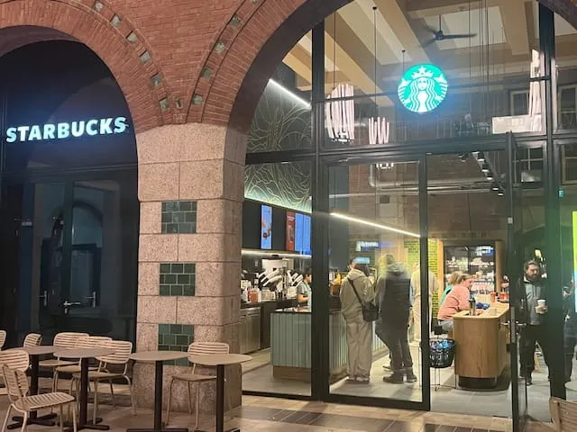 Het is zover, Starbucks is open