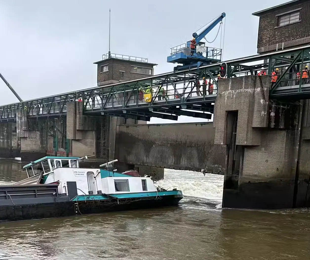 Gezonken vrachtschip is los van stuw