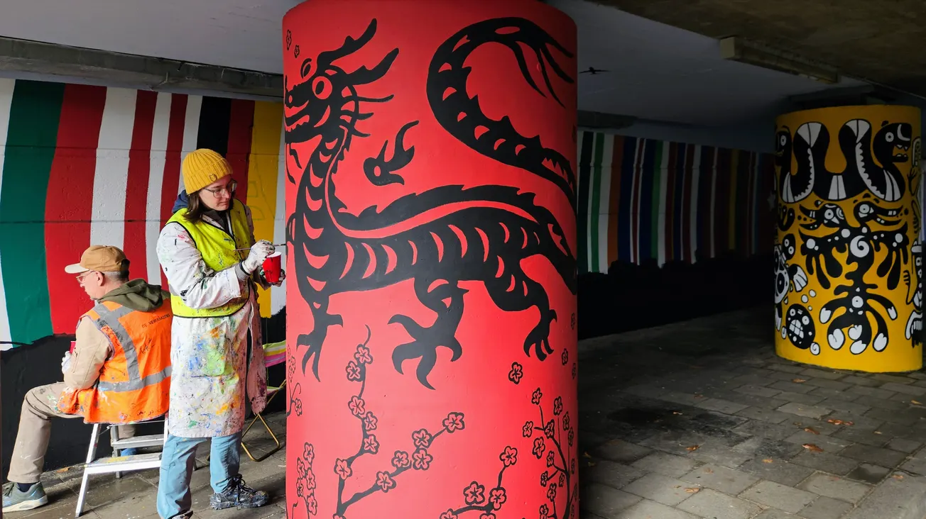 Kunstwerk vol symboliek onder Kennedybrug