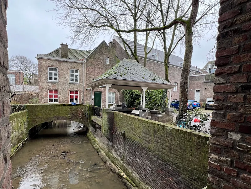Buurt eigent zich plekje langs  de Jeker toe
