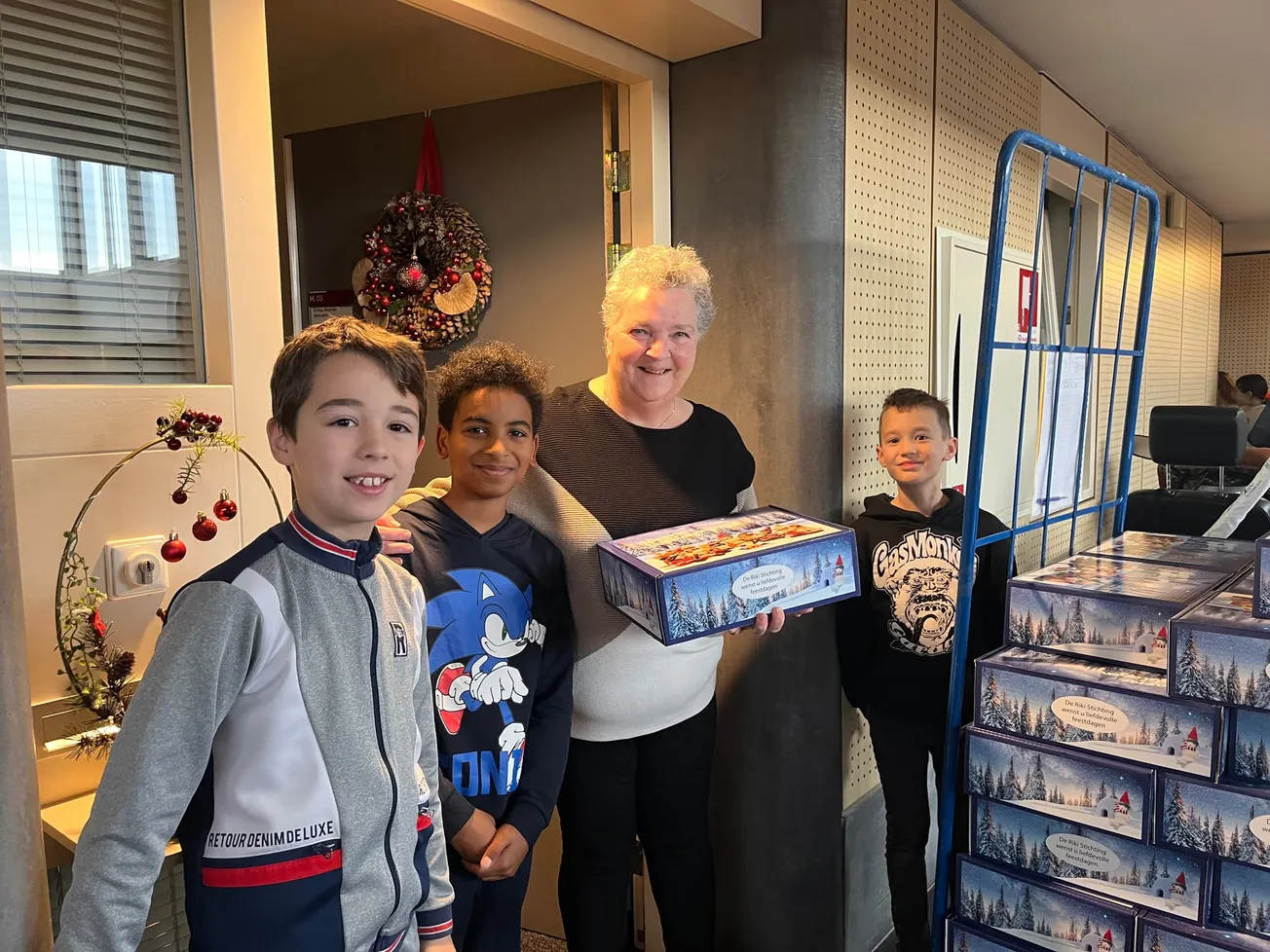 Kinderen bezorgen kerstpakketten bij Scharwyerveld