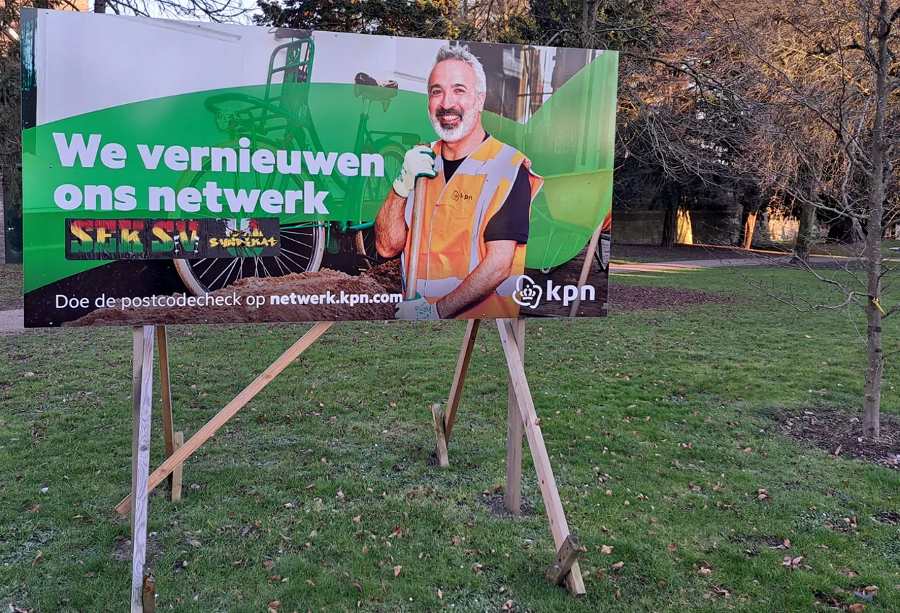 Bord moet weg, want niet bij bekendmakingen