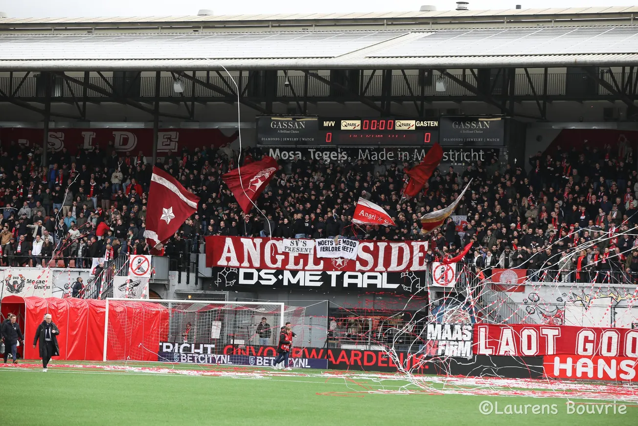 Vakken C en D op Angel-Side leeg tegen Jong AZ