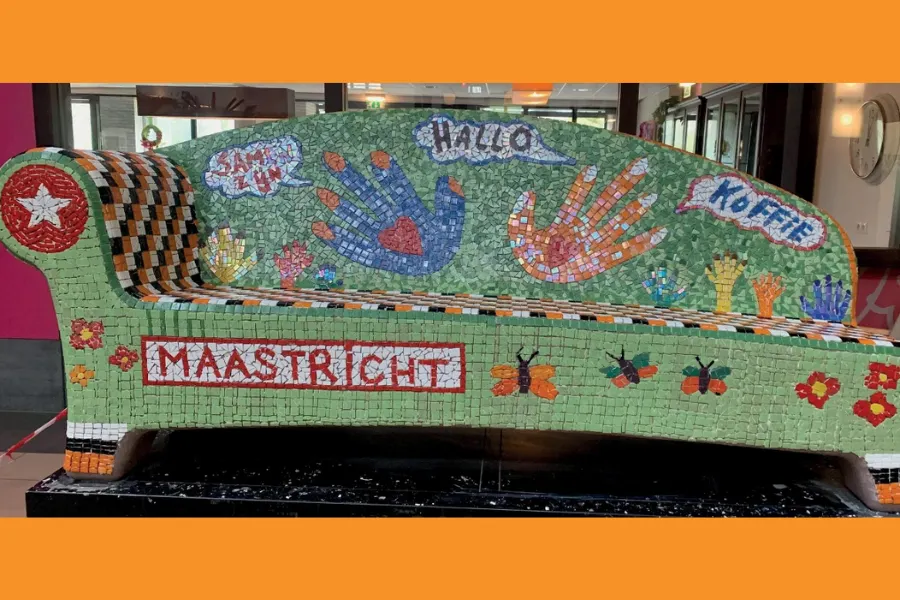 Wie helpt mee met het mozaïek bankje voor Campagne?