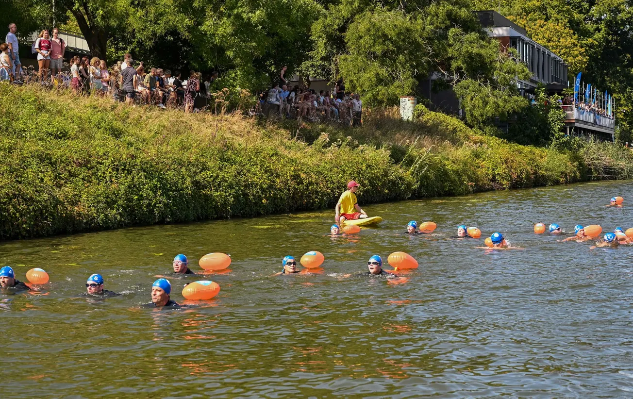 Zwemmers in de Maas halen 145.000 euro op