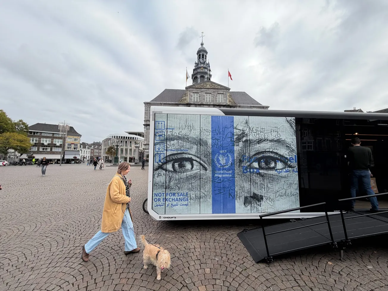Gaza-kunst op voedseldozen, lijden en hoop op de Markt