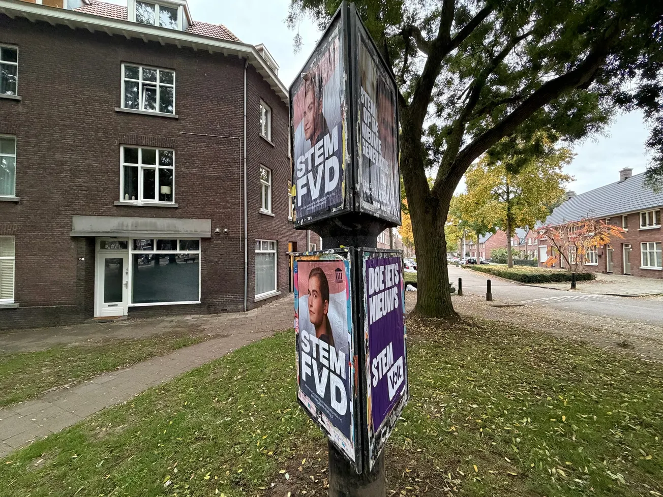 De partijposter is dood, leve de carnavalsposter