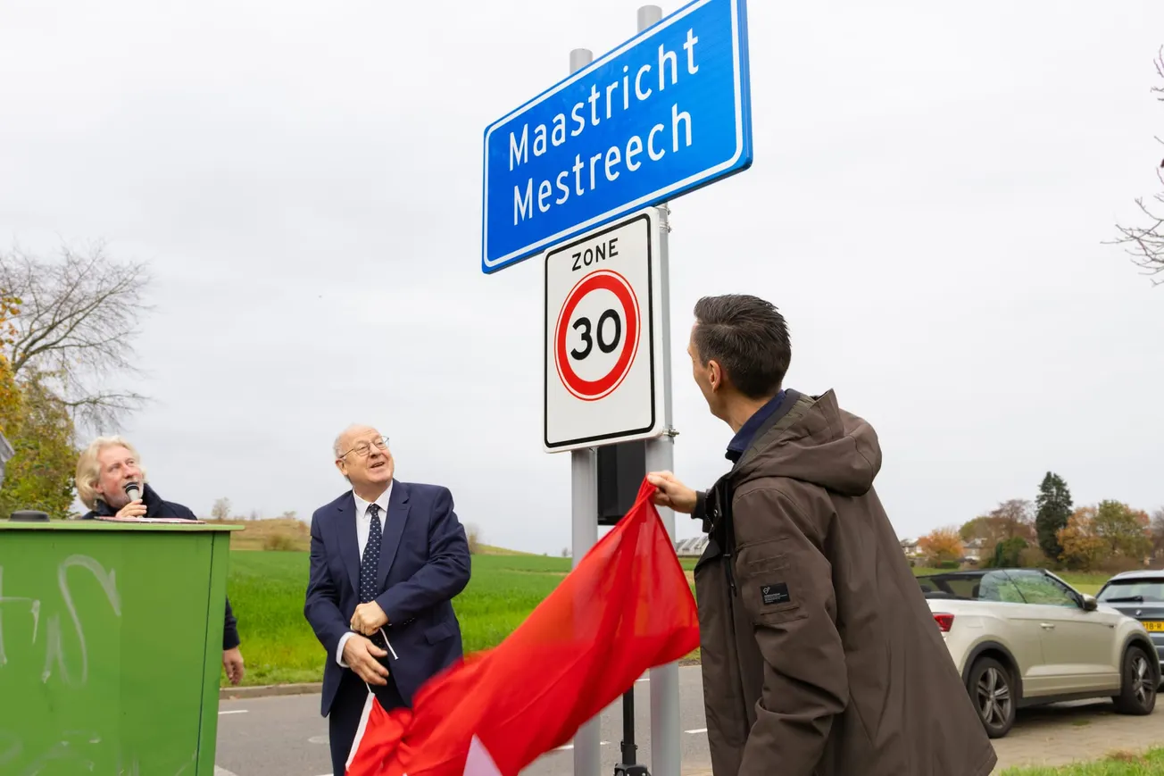 Wethouder Aarts onthult plaatsnaambord