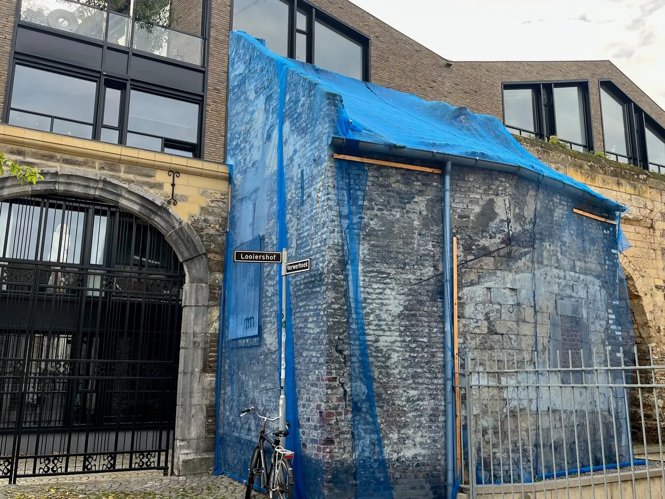 Monumentaal pand tussen wal en schip