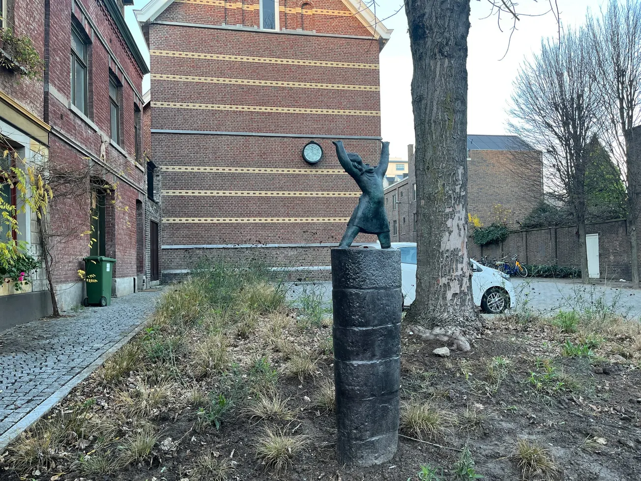 Beeld Charles Eyck is terug op zijn plek