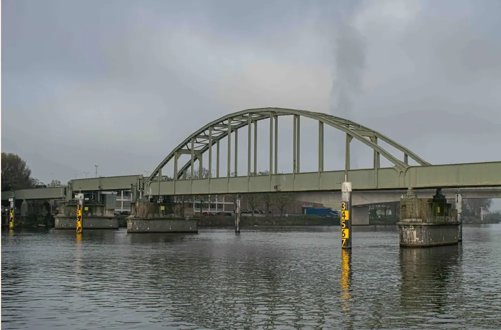 Omstreden sloop van de spoorbrug van de baan