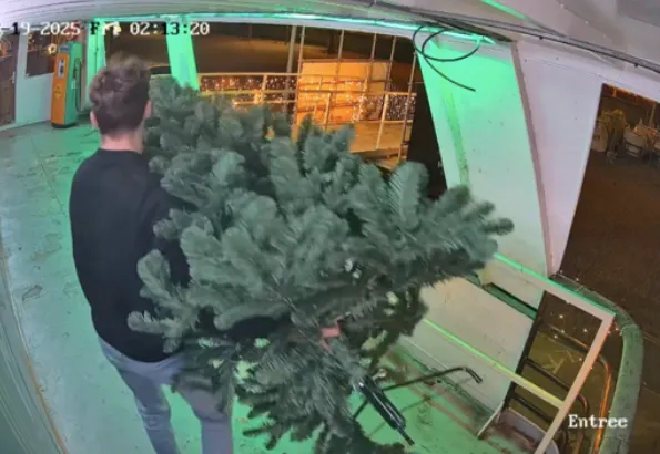 Coffeeshop dicht, man neemt kerstboom mee
