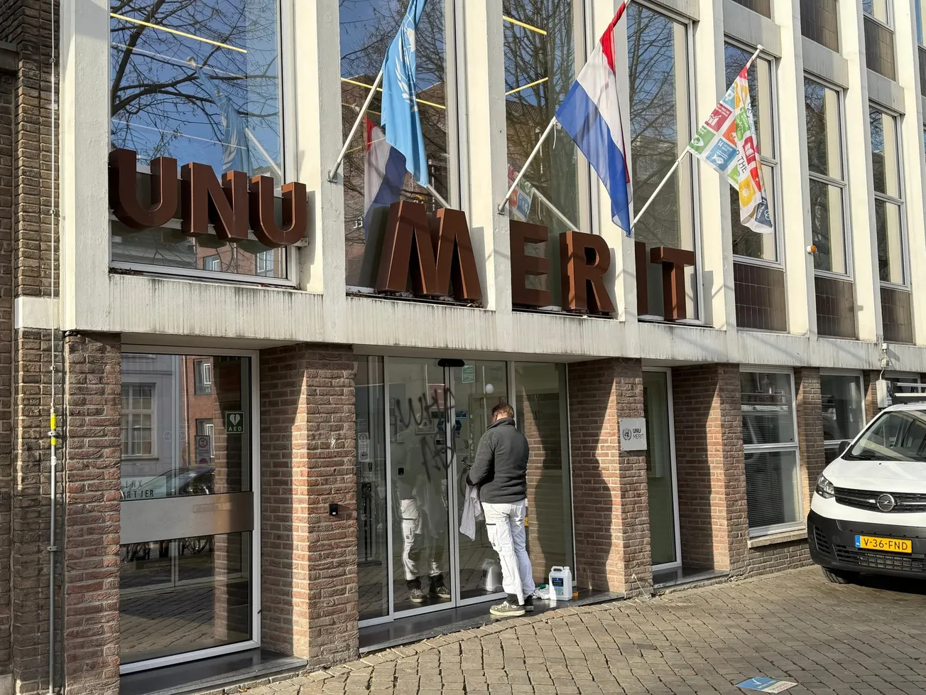 Bekladding gebouwen dag voor komst Koning