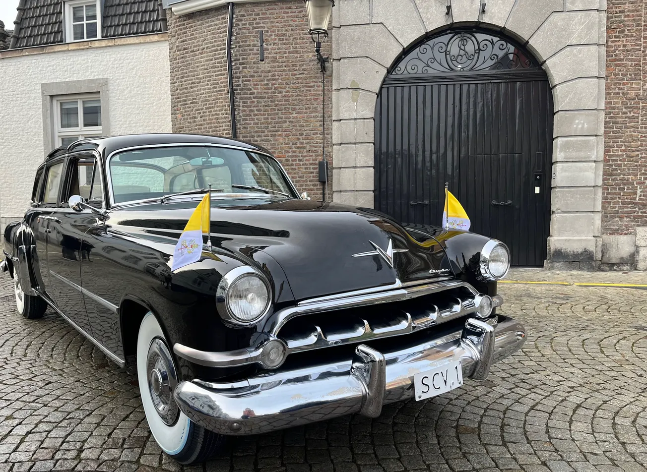 Pausmobiel reed paar rondjes rond de kerk