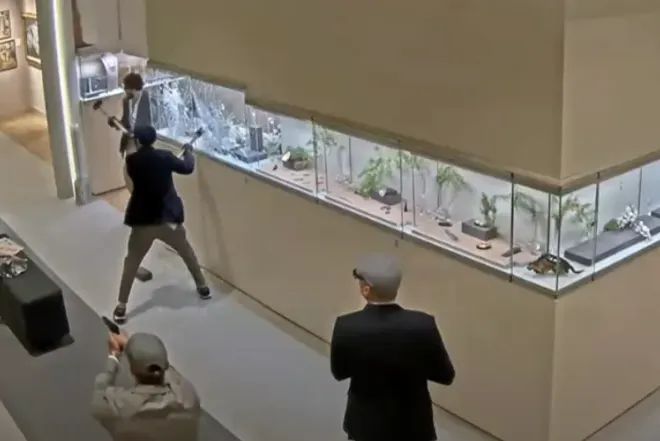 Gestolen juwelen Tefaf: vervoerder moet betalen