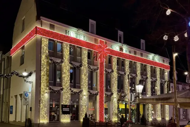 Welstand grijpt in bij kerstversiering hotel Derlon
