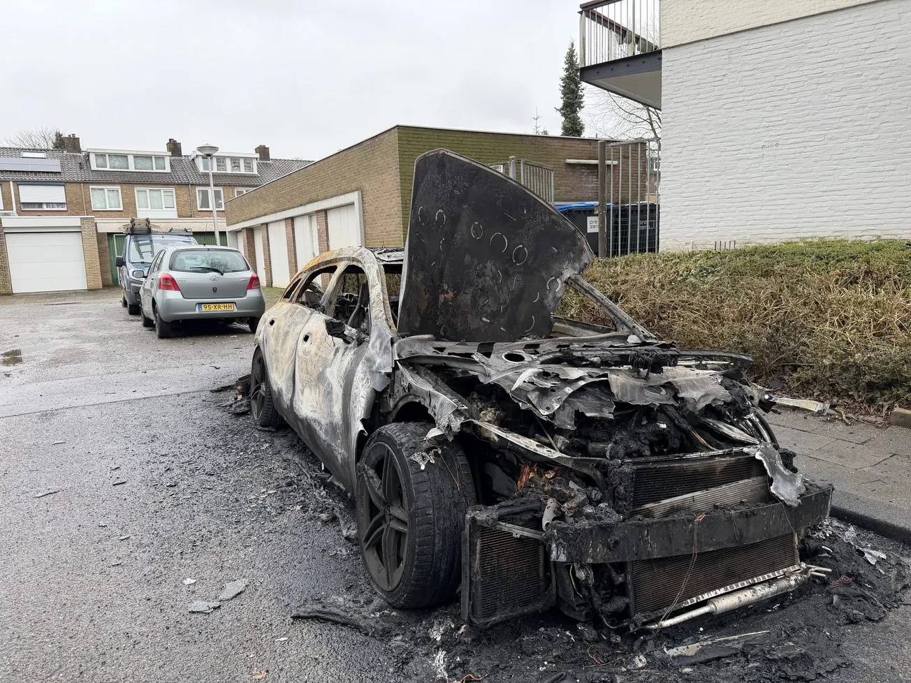 Mercedes uitgebrand in Cellostraat Caberg
