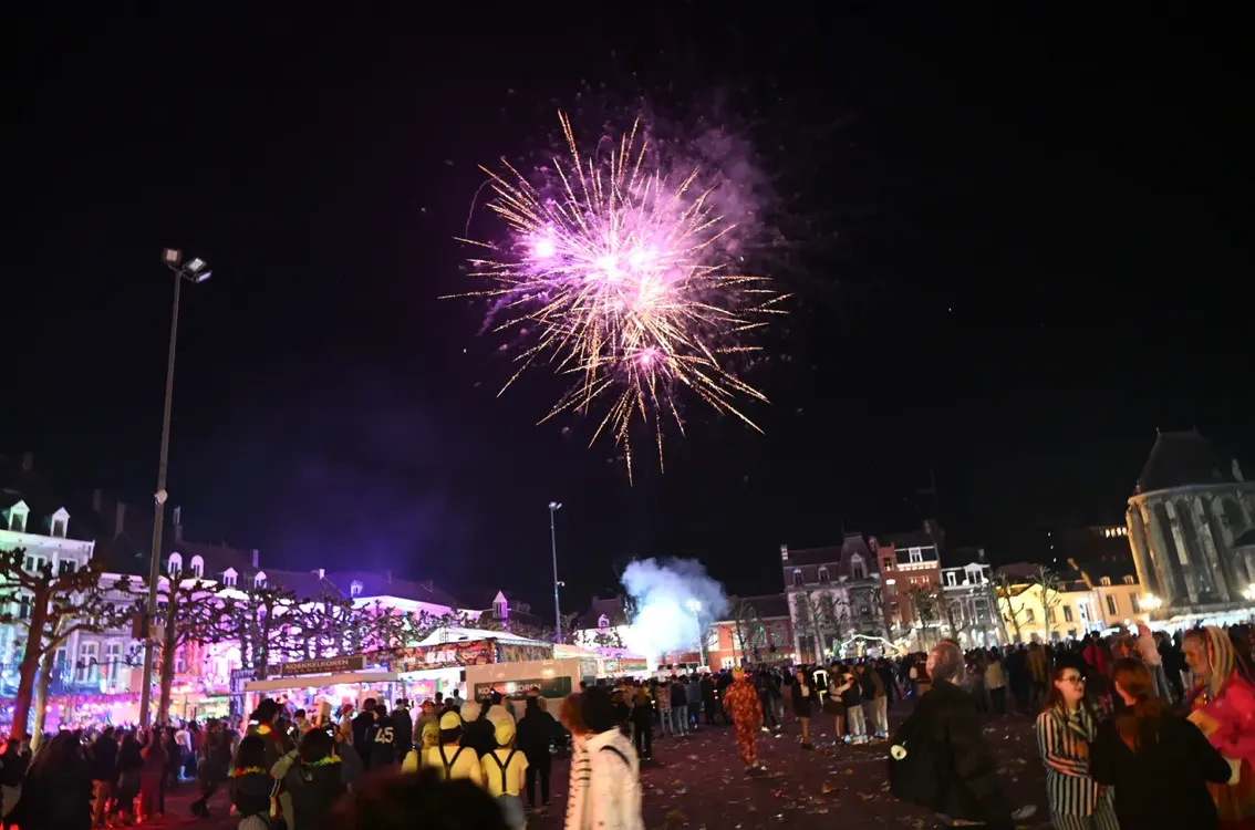 Vuurwerk met carnaval: Tom Hamaekers tart gemeente