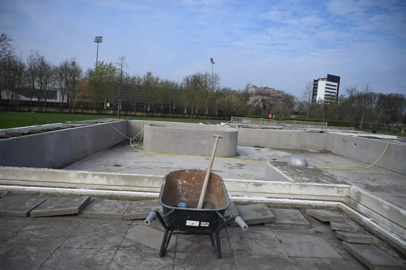 Zwembad moest met goed weer dicht voor coating, maar dat gebeurt nu pas
