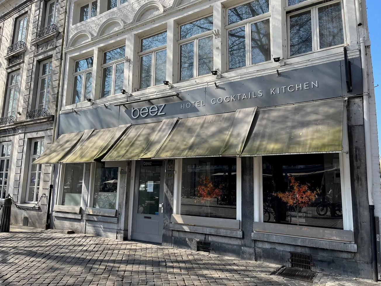 Toeristen staan voor gesloten deur hotel