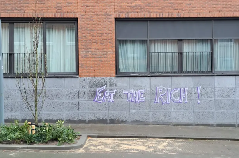 Gebouw Rijkswaterstaat en appartementen beklad