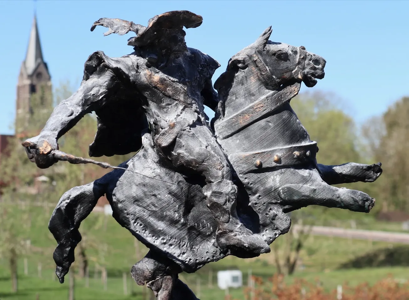 D'Artagnan voor de kerk van Wolder