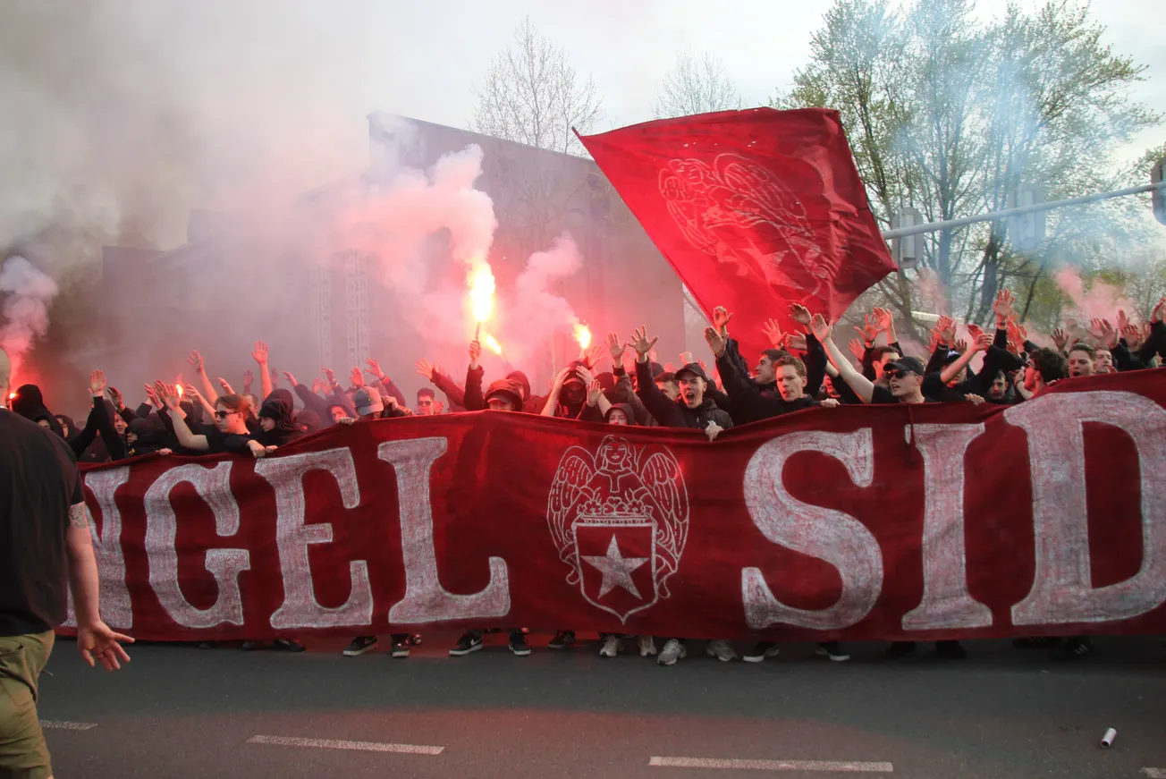 Jubilerende Angelside in optocht naar Geusselt
