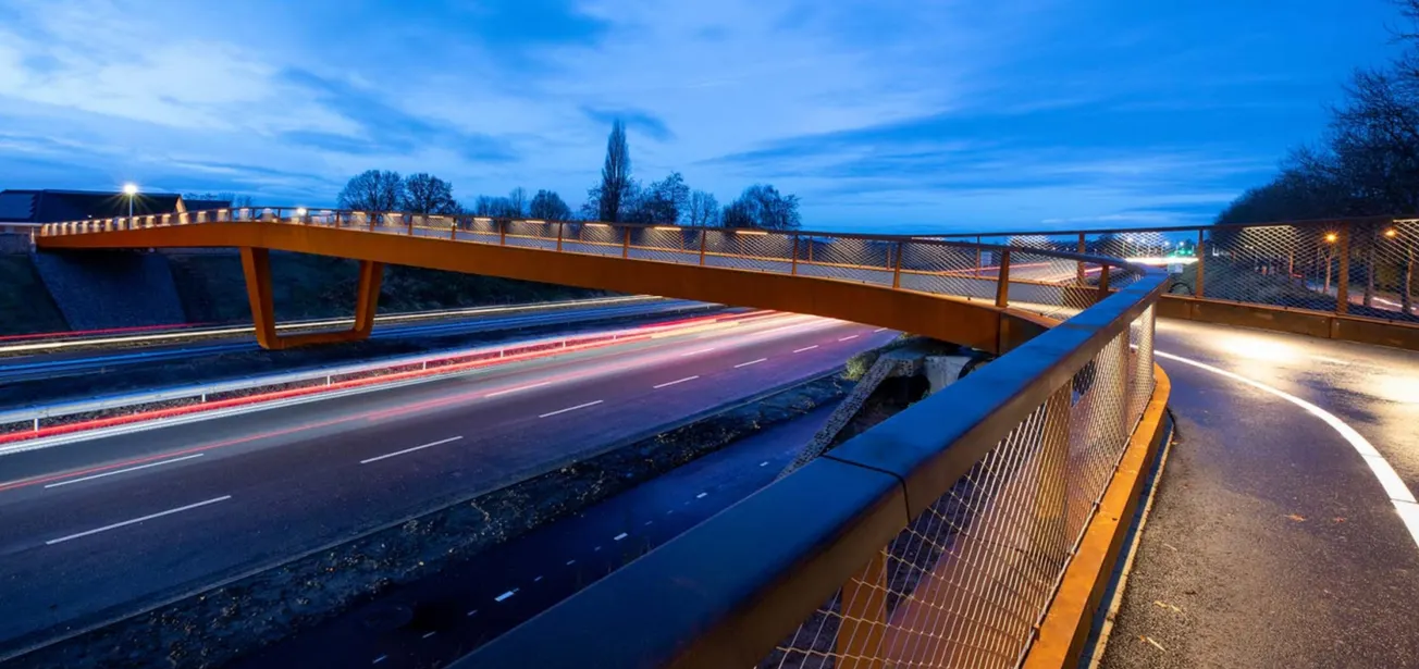 Nieuwe fietsbrug over Maas nog niet verlicht