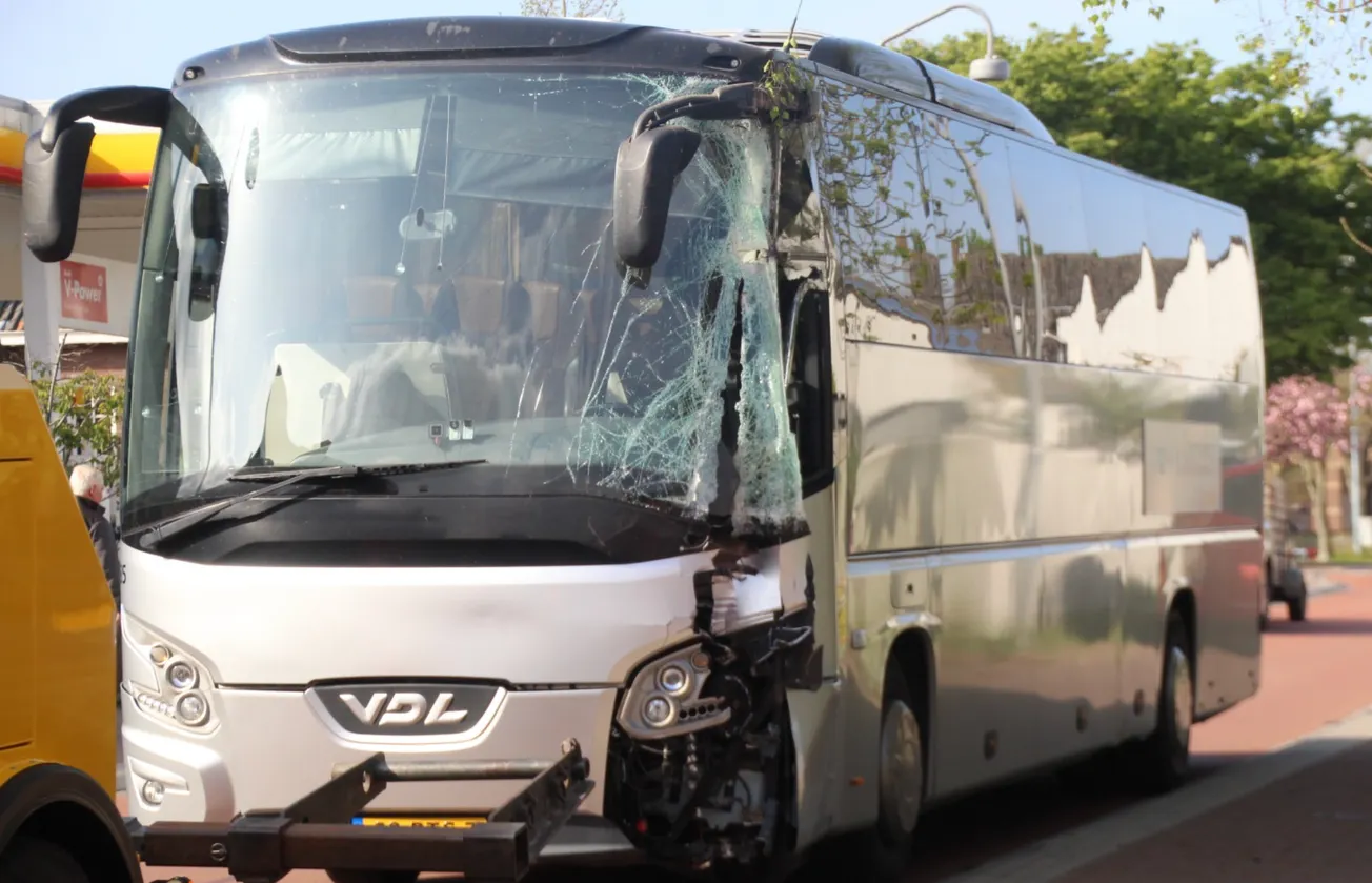 Bus rolt tegen woonhuis