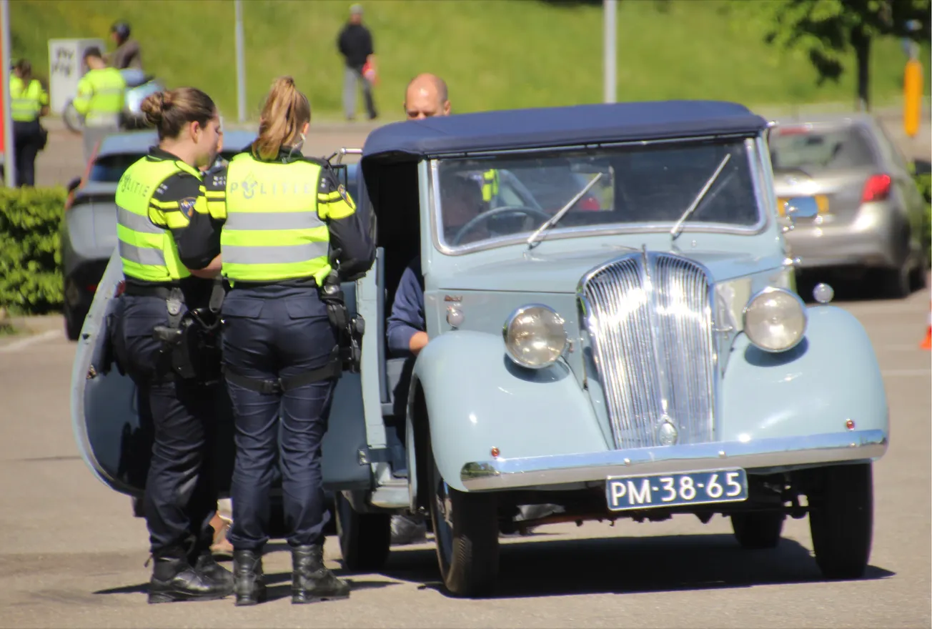 Grote controle studenten politie  op alles wat rijdt