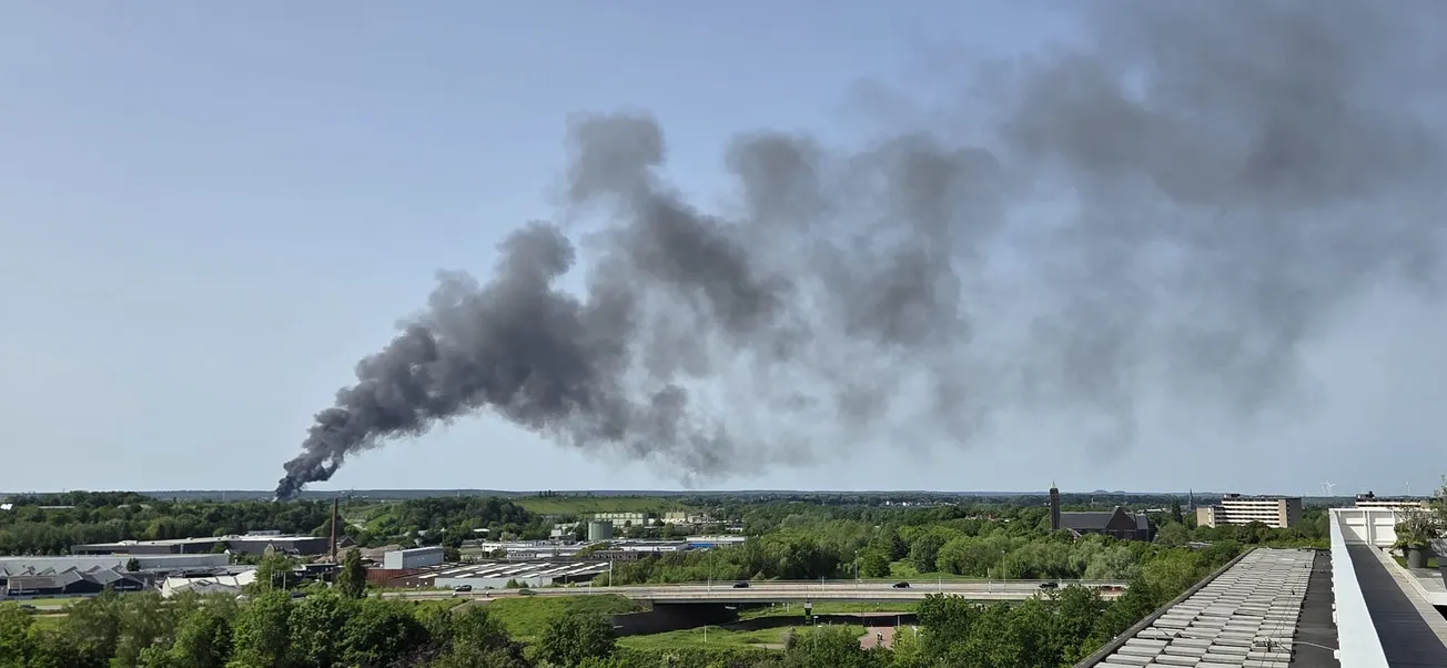 Dikke rookwolken boven Maastricht tijdens brand in Lanaken
