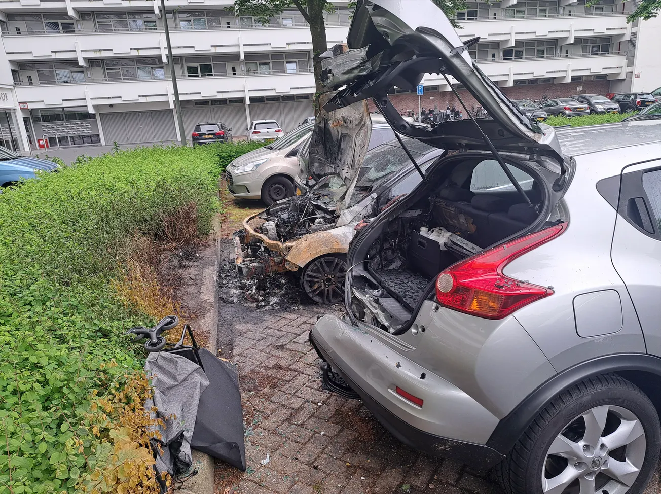 Dader autobranden op heterdaad betrapt, maar kan ontsnappen