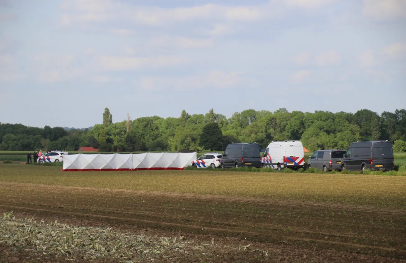 Alle forensisch specialisten naar dode in veld Oud-Caberg