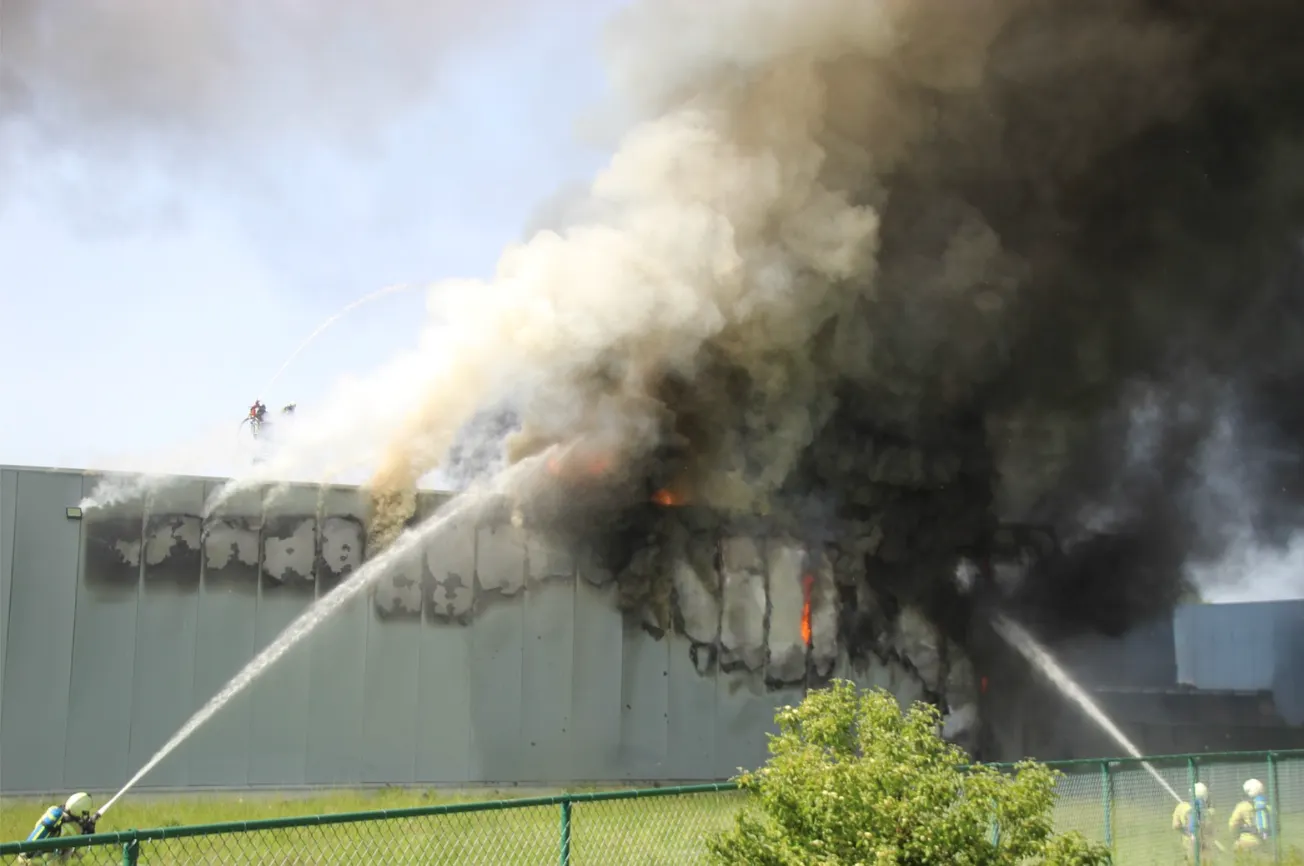 Na grote brand regen van stukjes zonnepanelen