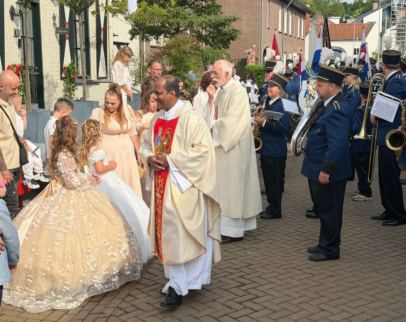 Prinsesjes en prinsjes doen de communie in Wolder
