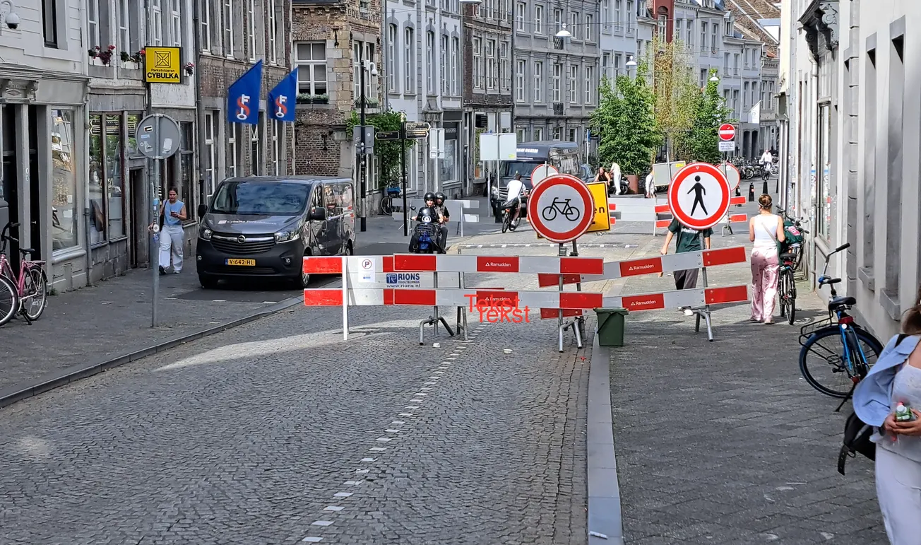Gemeente vergeet afzetting weg te halen op de Grote Gracht