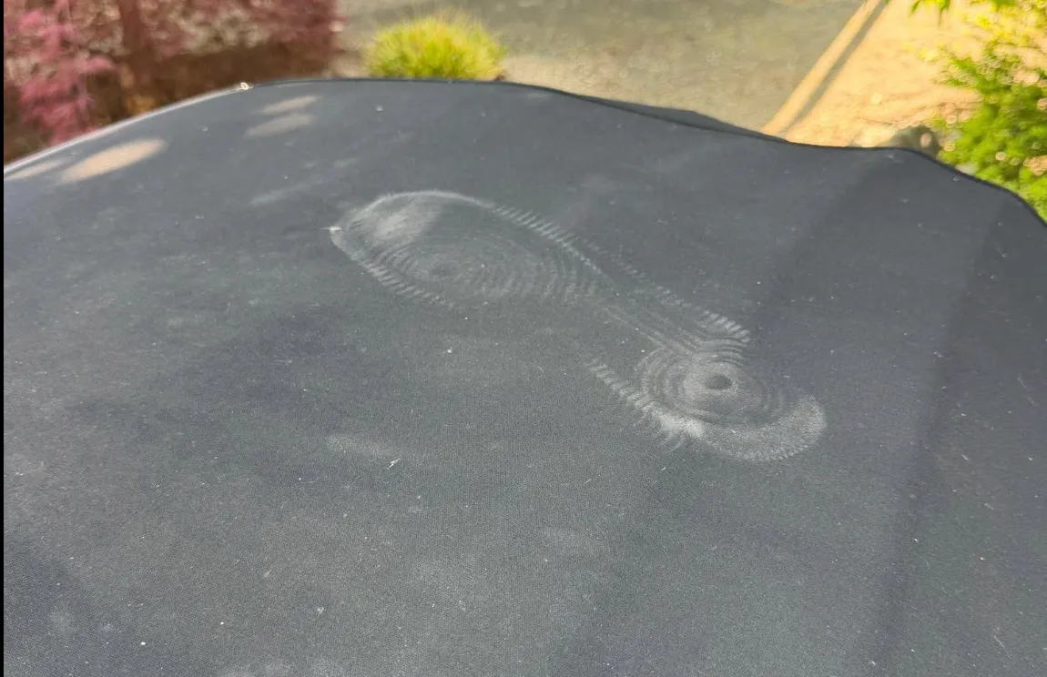 "Doorgesnoven persoon" loopt over Mazda MX-5 cabriolet