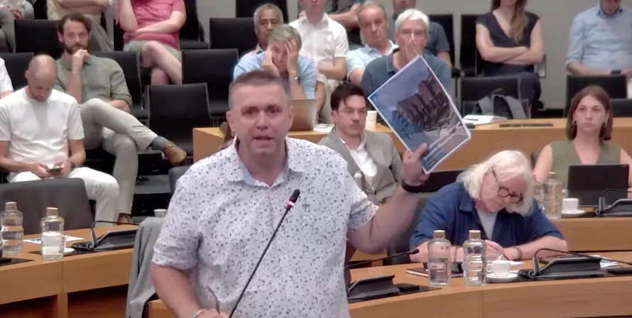 Wie hield cruciaal rapport woonmarkt achter in formatie?
