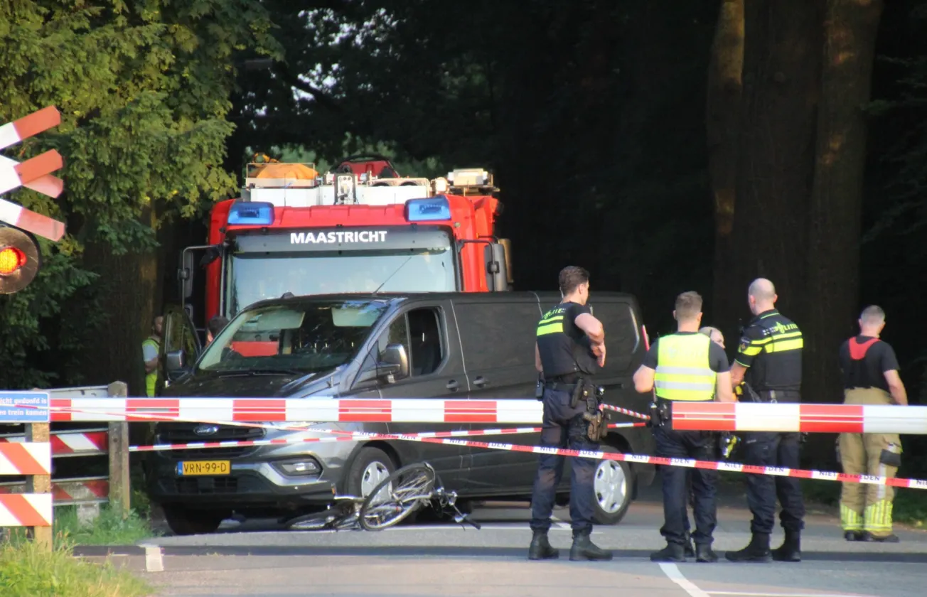 Fietser rijdt voor trein