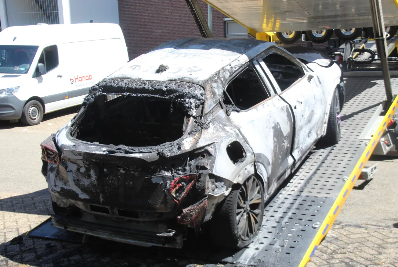 Auto uitgebrand op de Veliahof