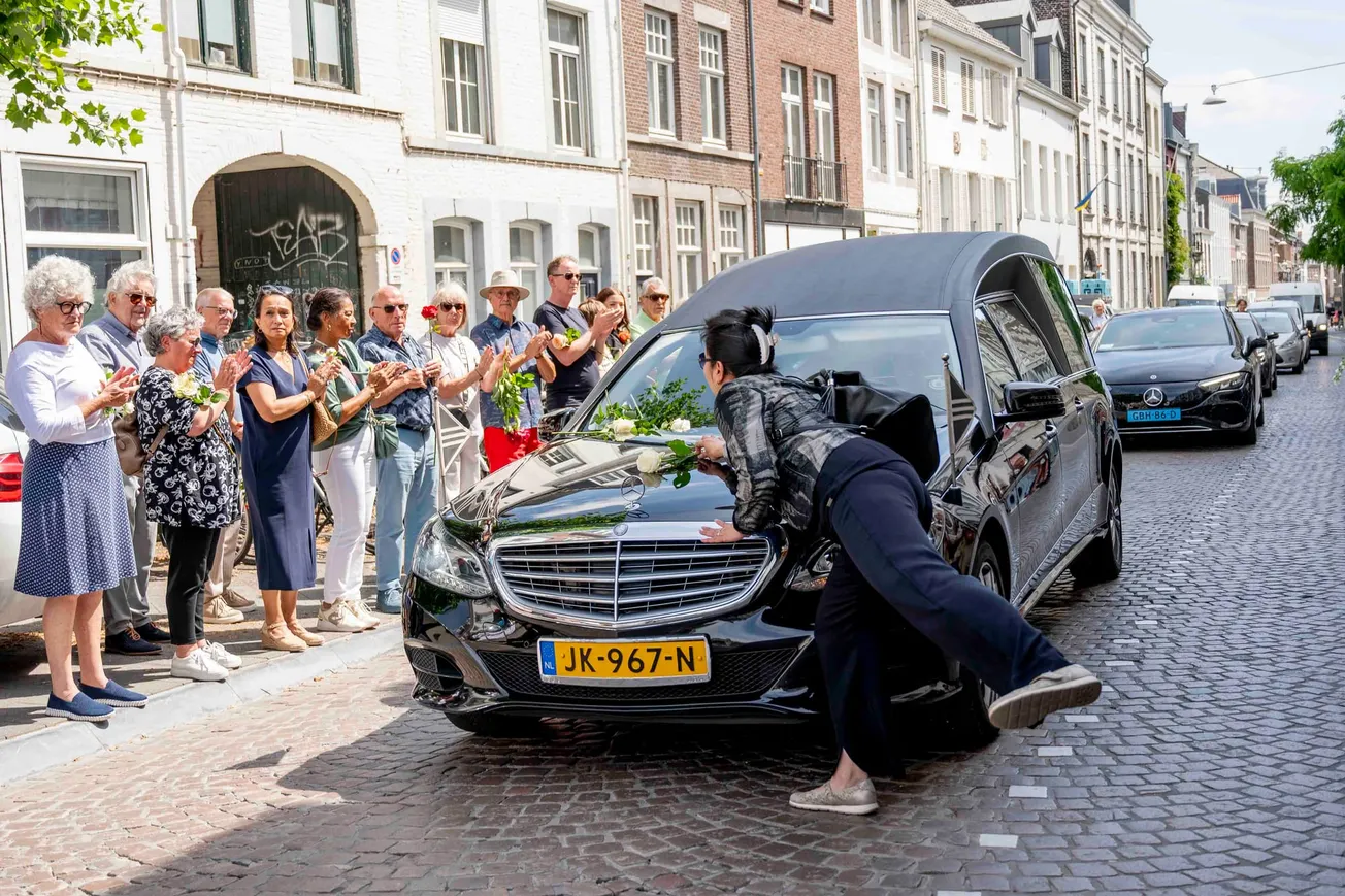 Bloemen en applaus bij afscheid René Bernaards