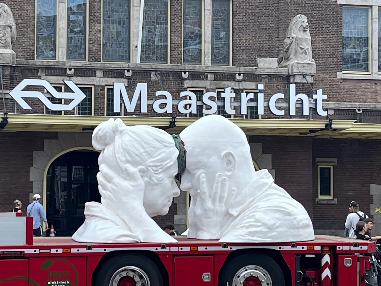 Rondrijzend kunstwerk Blijf nabij