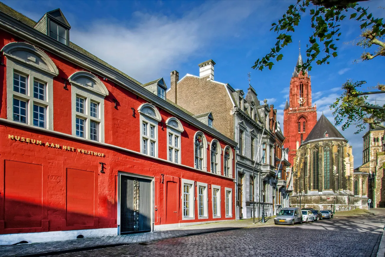 Raad geeft noodsteun aan Fotomuseum en SAC in Wyck