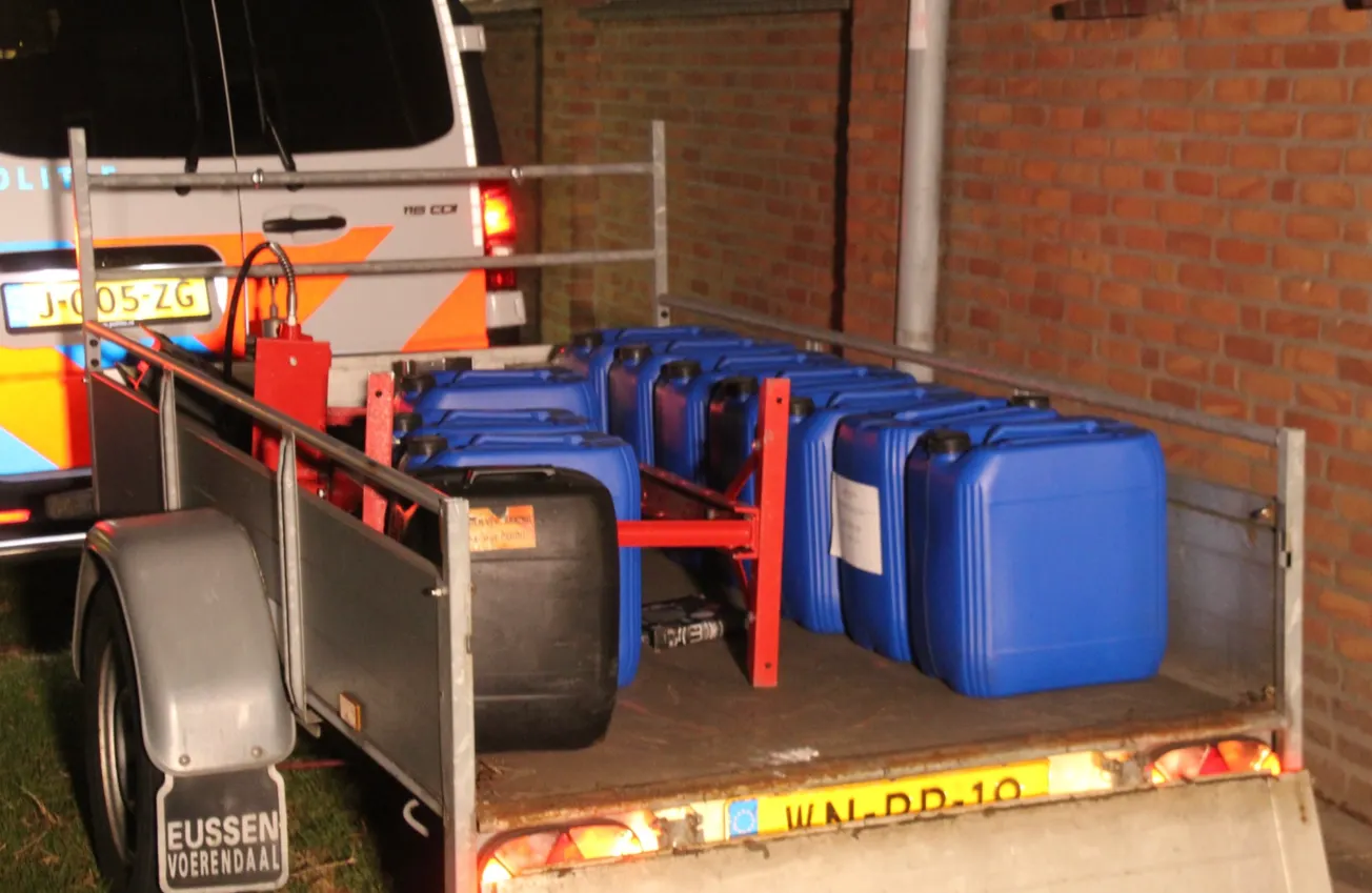 Opiumwet, politie vindt kelderbox vol vaten