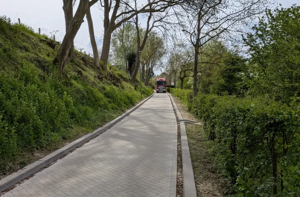 Vroenhovenweg: onderzoek naar trottoir van één tegel breed
