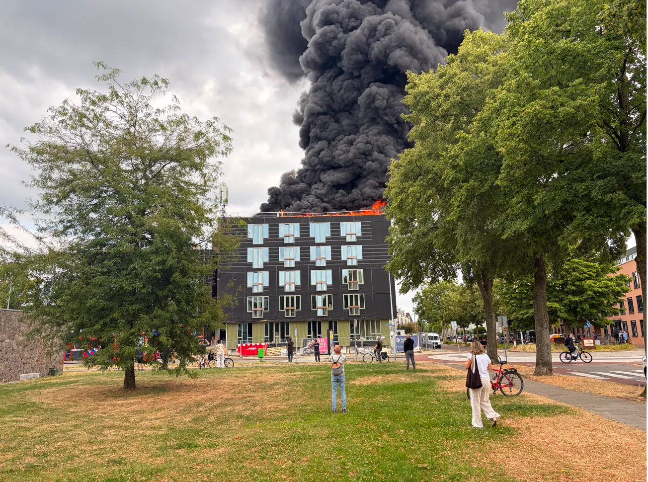 Grote brand in nieuw complex in Scharn