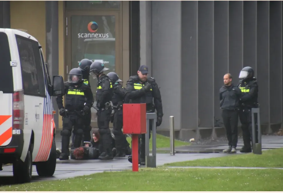 ‘Stop islam’,  Timmermans en bezettingen: speelt politieke kleur mee bij justitie?