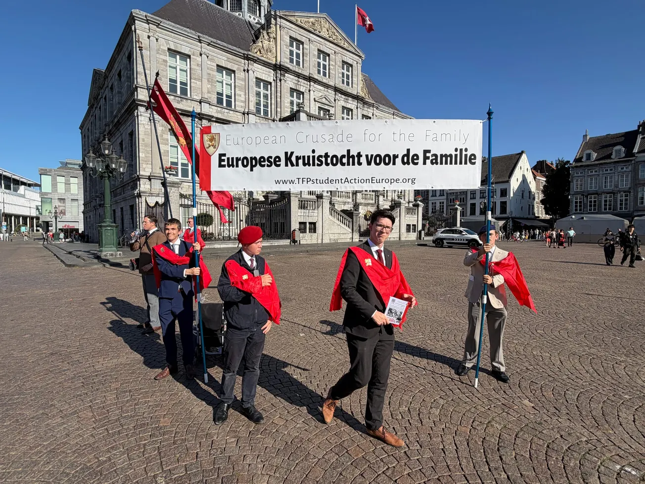 Militante ultra-katholieke kruistocht tegen LGBTQ+, socialisme bereikt Markt