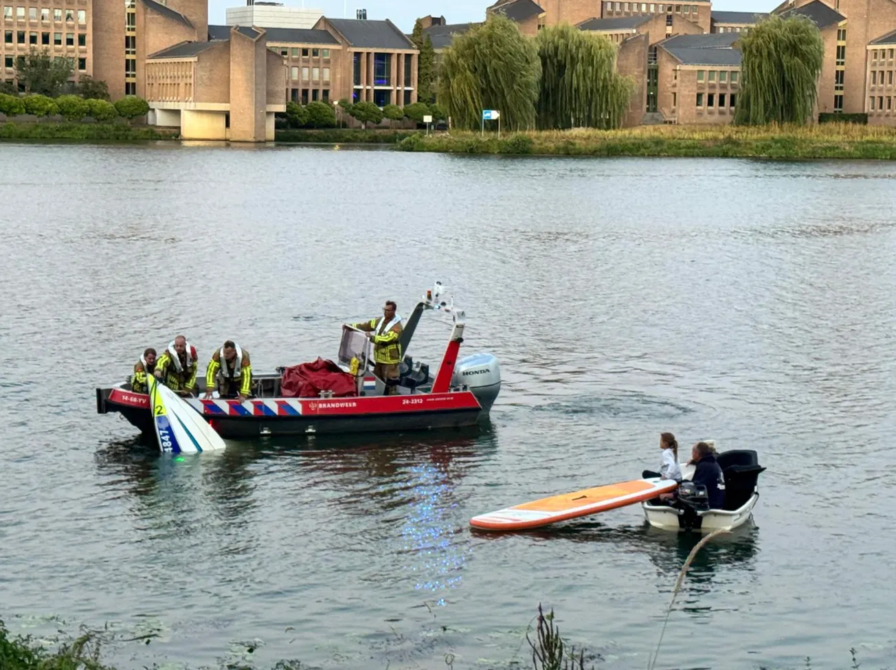 Speedboot neemt zwemmers mee en zinkt